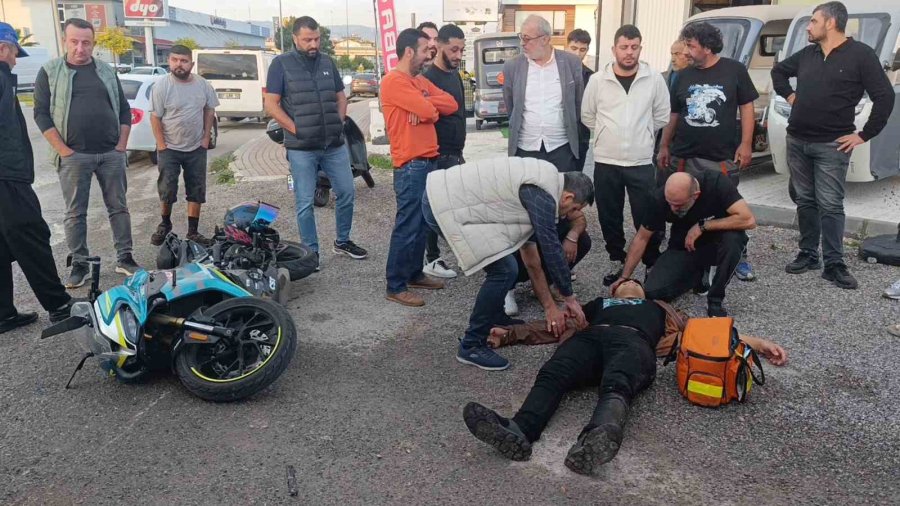 Kamyonetle Çarpışıp Motosikletiyle 25 Metre Sürüklendi, Kask Sayesinde Hayata Tutundu