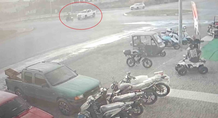 Kamyonetle Çarpışıp Motosikletiyle 25 Metre Sürüklendi, Kask Sayesinde Hayata Tutundu