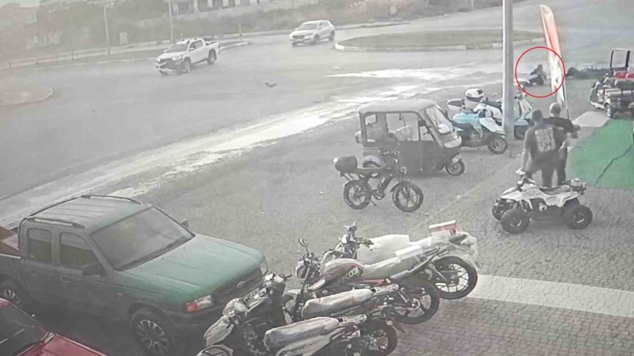 Kamyonetle Çarpışıp Motosikletiyle 25 Metre Sürüklendi, Kask Sayesinde Hayata Tutundu