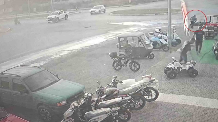 Kamyonetle Çarpışıp Motosikletiyle 25 Metre Sürüklendi, Kask Sayesinde Hayata Tutundu