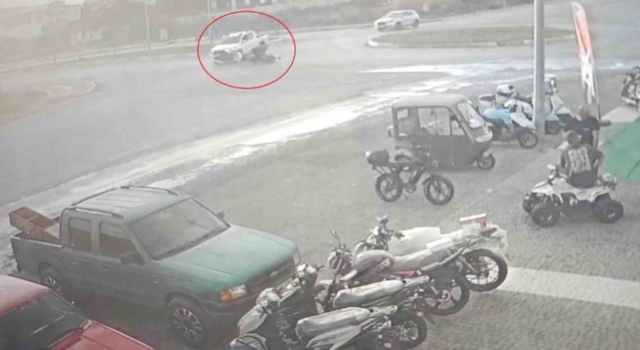 Kamyonetle Çarpışıp Motosikletiyle 25 Metre Sürüklendi, Kask Sayesinde Hayata Tutundu