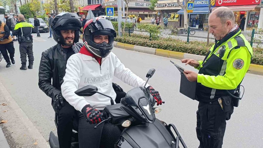 Trafik Polisinden Trafiği Tehlikeye Düşüren Bisikletliye Nasihat: "bisiklete Ceza Yazılmaz Diye Düşünmeyin"