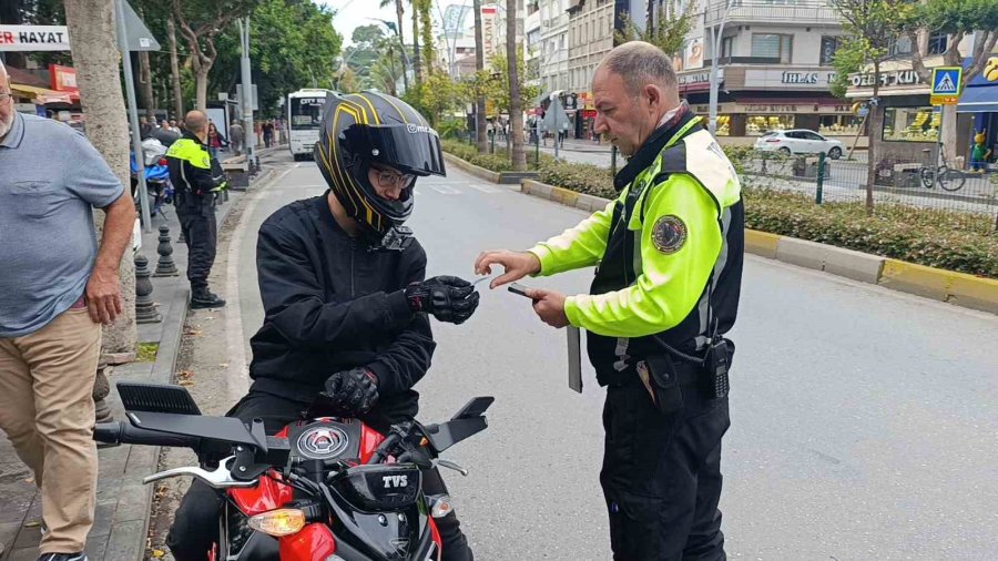 Trafik Polisinden Trafiği Tehlikeye Düşüren Bisikletliye Nasihat: "bisiklete Ceza Yazılmaz Diye Düşünmeyin"