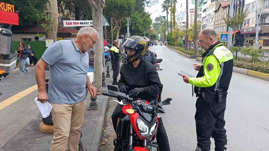 Trafik Polisinden Trafiği Tehlikeye Düşüren Bisikletliye Nasihat: "bisiklete Ceza Yazılmaz Diye Düşünmeyin"