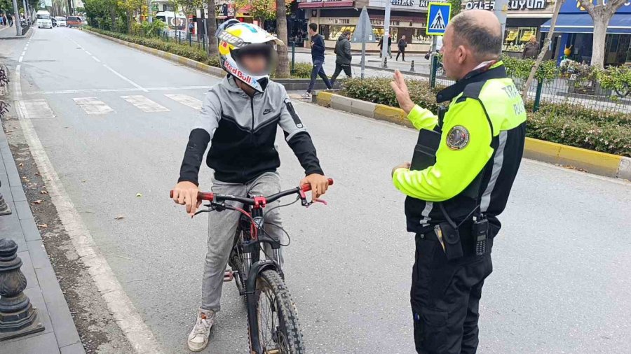 Trafik Polisinden Trafiği Tehlikeye Düşüren Bisikletliye Nasihat: "bisiklete Ceza Yazılmaz Diye Düşünmeyin"