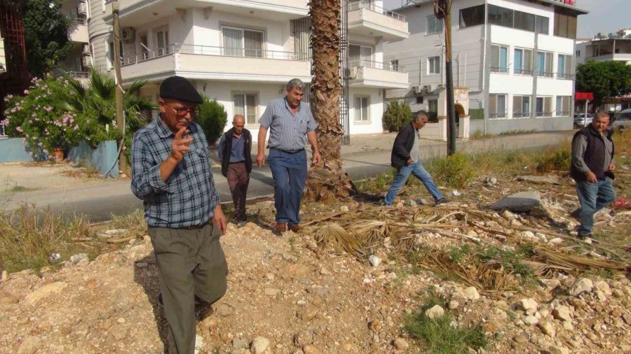 Mersin’de Bir Kişi Yer Altı Su Kaynaklarını Bulabiliyor, Bulduğunda Elektrik Çarpmışa Dönüyor