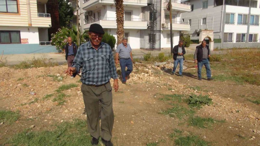 Mersin’de Bir Kişi Yer Altı Su Kaynaklarını Bulabiliyor, Bulduğunda Elektrik Çarpmışa Dönüyor