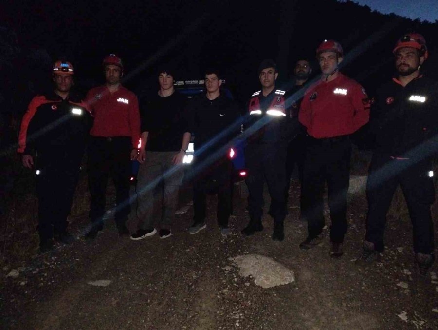 Yürüyüşe Çıktıkları Dağda Mahsur Kaldılar, Yardımlarına Jak Ve Afad Ekibi Yetişti
