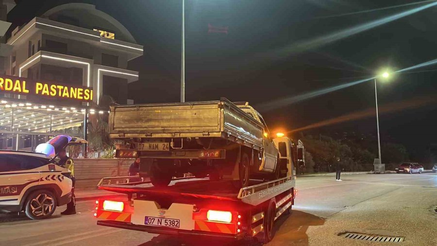 Alanya’da İki Aracın Çarpıştığı Kazada 2 Kişi Yaralandı