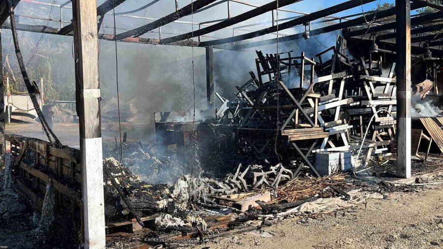 Alanya’da Plaj Büfesi Alev Alev Yandı