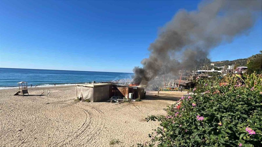 Alanya’da Plaj Büfesi Alev Alev Yandı