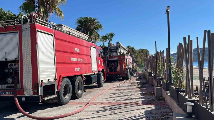 Alanya’da Plaj Büfesi Alev Alev Yandı