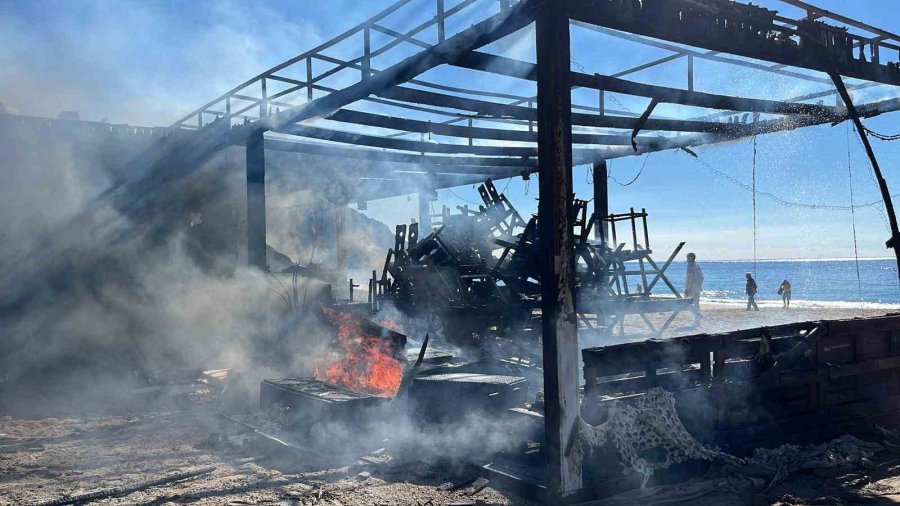 Alanya’da Plaj Büfesi Alev Alev Yandı