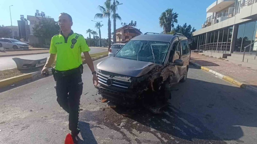 Antalya’da Palmiye Ağacına Çarpan Aracın Sürücüsü Yaralandı