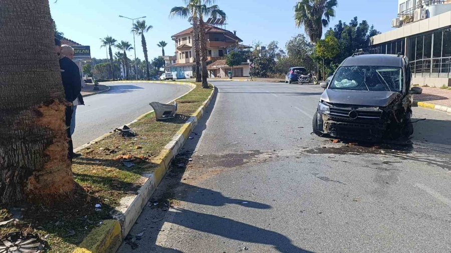 Antalya’da Palmiye Ağacına Çarpan Aracın Sürücüsü Yaralandı