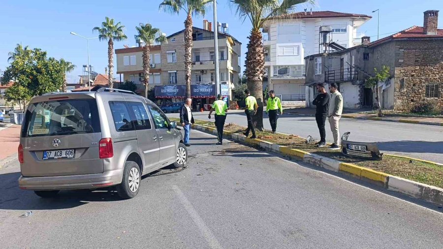 Antalya’da Palmiye Ağacına Çarpan Aracın Sürücüsü Yaralandı