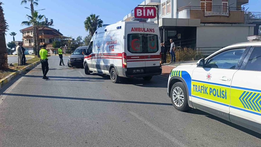 Antalya’da Palmiye Ağacına Çarpan Aracın Sürücüsü Yaralandı