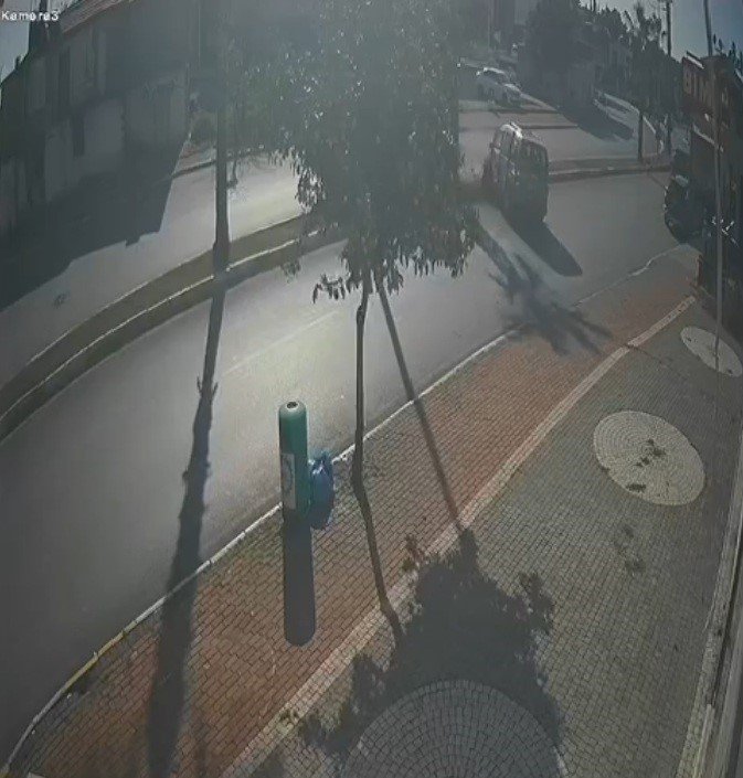 Antalya’da Palmiye Ağacına Çarpan Aracın Sürücüsü Yaralandı