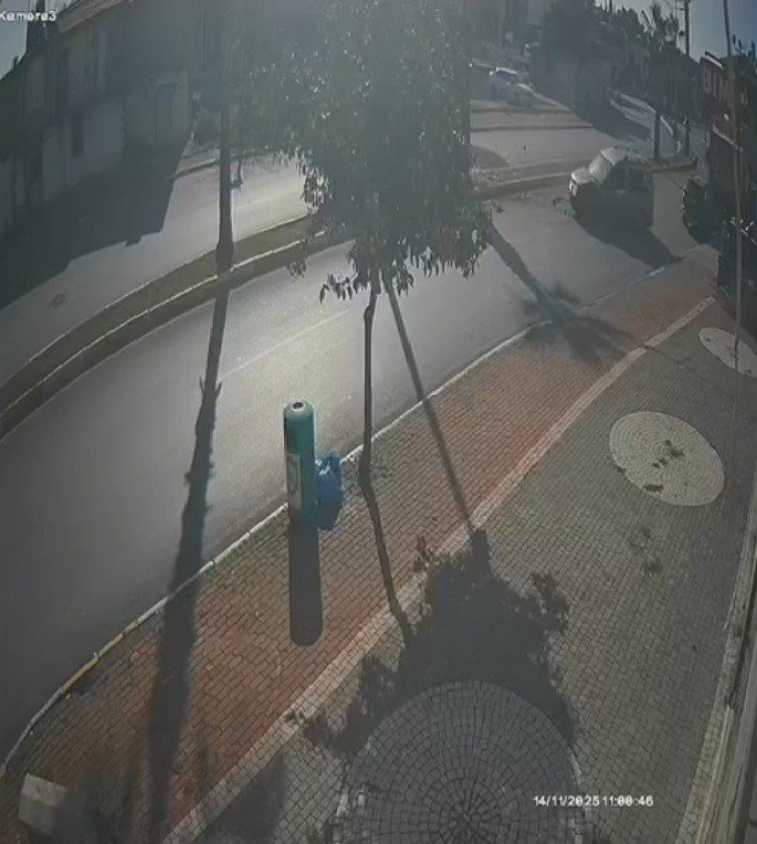 Antalya’da Palmiye Ağacına Çarpan Aracın Sürücüsü Yaralandı