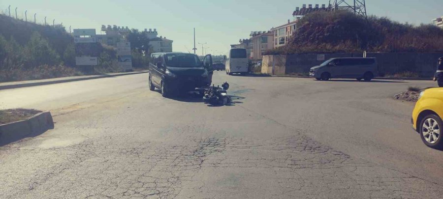 Motosiklet İle Hafif Ticari Araç Çarpıştı, Sürücü Kask Sayesinde Hayatta Kaldı