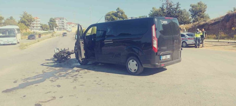 Motosiklet İle Hafif Ticari Araç Çarpıştı, Sürücü Kask Sayesinde Hayatta Kaldı