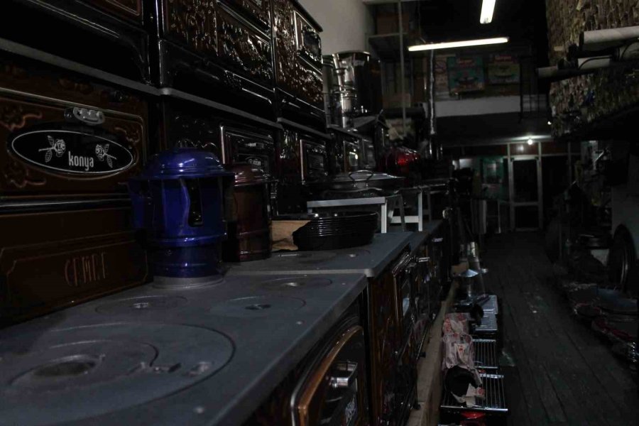 Soba Satıcıları Havaların İyice Soğumasını Bekliyor