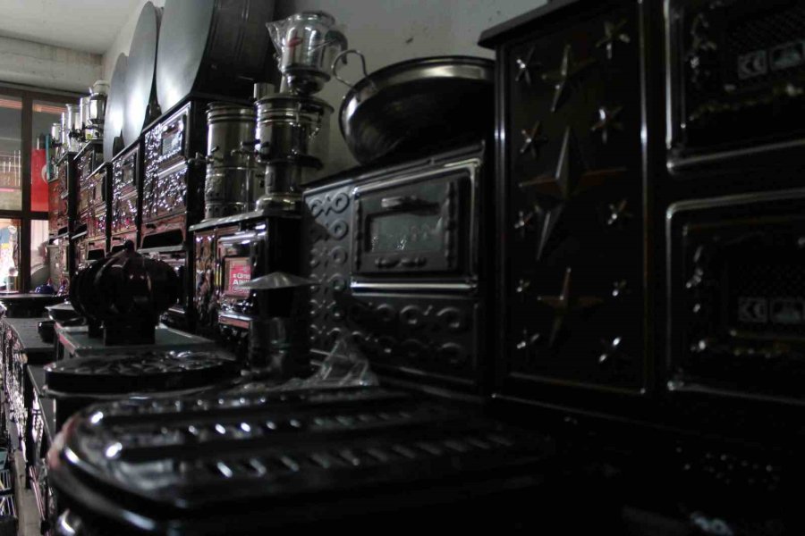 Soba Satıcıları Havaların İyice Soğumasını Bekliyor