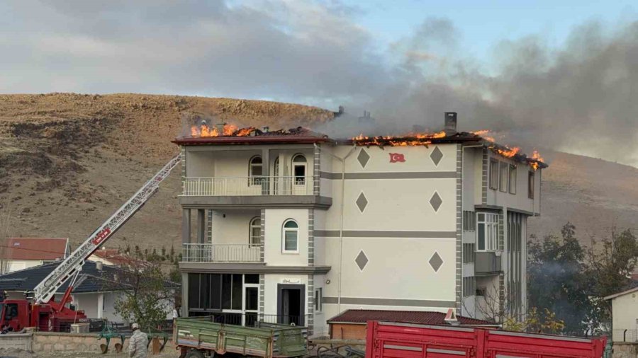 Müstakil Evde Çıkan Yangın Paniğe Neden Oldu