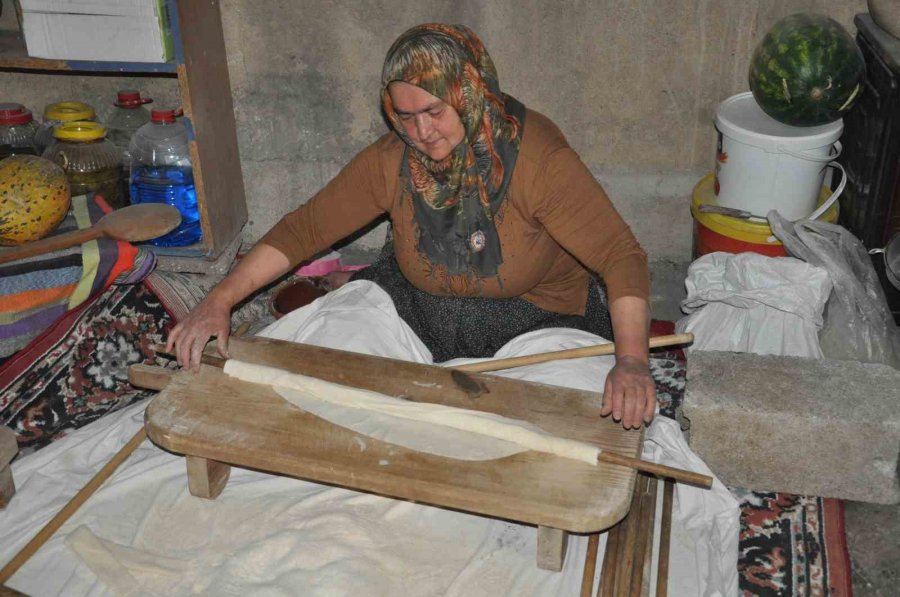 Kışlık Ekmekler İmece Usulüyle Hazırlanıyor