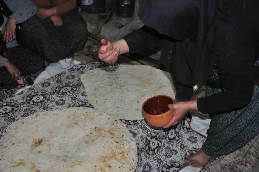 Kışlık Ekmekler İmece Usulüyle Hazırlanıyor