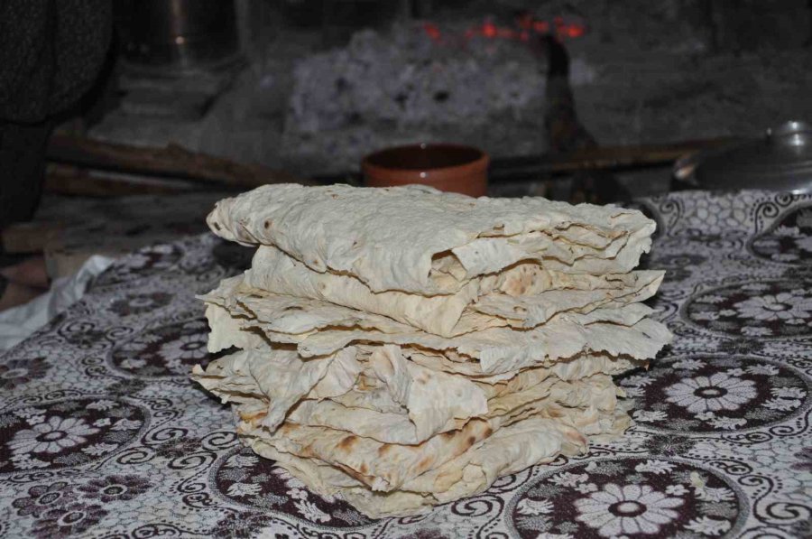 Kışlık Ekmekler İmece Usulüyle Hazırlanıyor