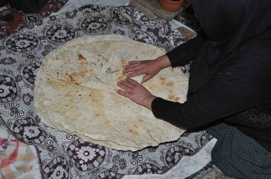 Kışlık Ekmekler İmece Usulüyle Hazırlanıyor