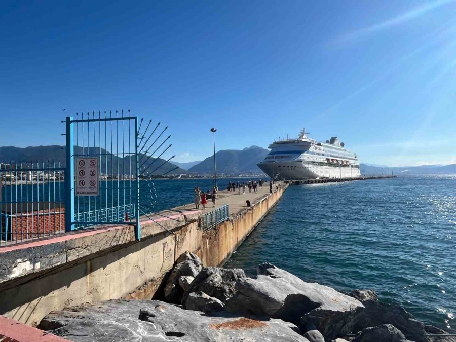 Lüks Kruvaziyer 616 Yolcu Ve 435 Mürettebatıyla Alanya’ya Demirledi