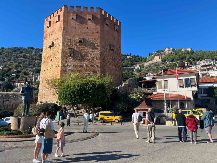 Lüks Kruvaziyer 616 Yolcu Ve 435 Mürettebatıyla Alanya’ya Demirledi