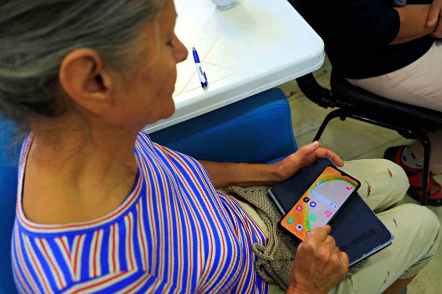Dolandırıcıların Hedef Kitlesi 60 Yaş Üzerine Akıllı Telefon Kullanımı Eğitimi