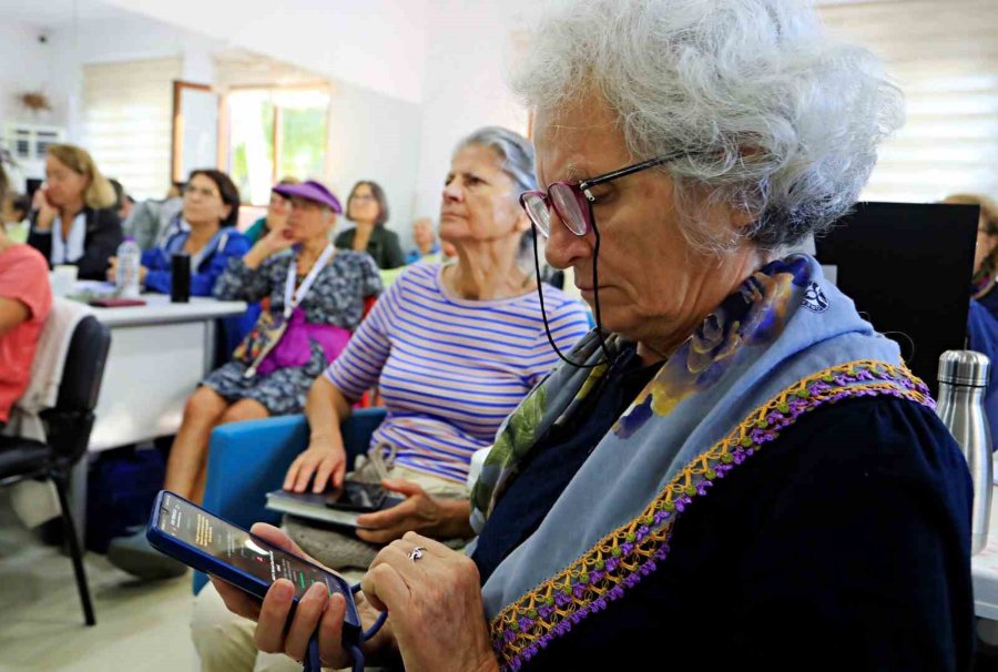 Dolandırıcıların Hedef Kitlesi 60 Yaş Üzerine Akıllı Telefon Kullanımı Eğitimi