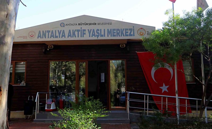 Dolandırıcıların Hedef Kitlesi 60 Yaş Üzerine Akıllı Telefon Kullanımı Eğitimi