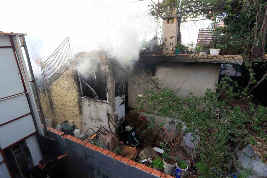 Evde Çıkan Yangında Yaşlı Çiftin Yardımına Komşuları Koştu