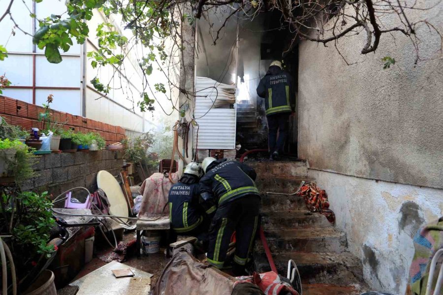 Evde Çıkan Yangında Yaşlı Çiftin Yardımına Komşuları Koştu