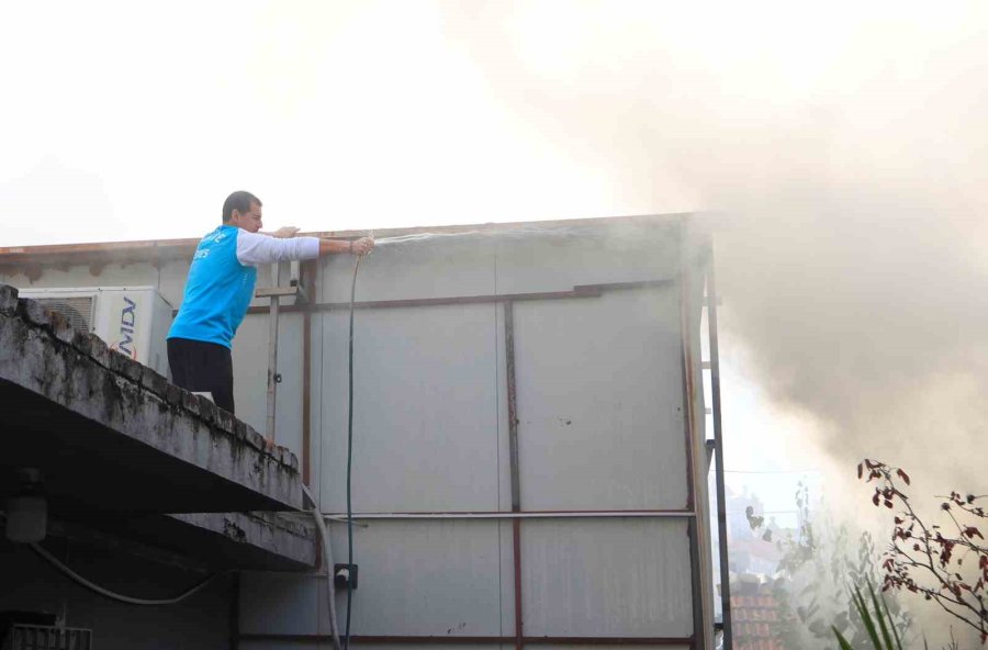 Evde Çıkan Yangında Yaşlı Çiftin Yardımına Komşuları Koştu