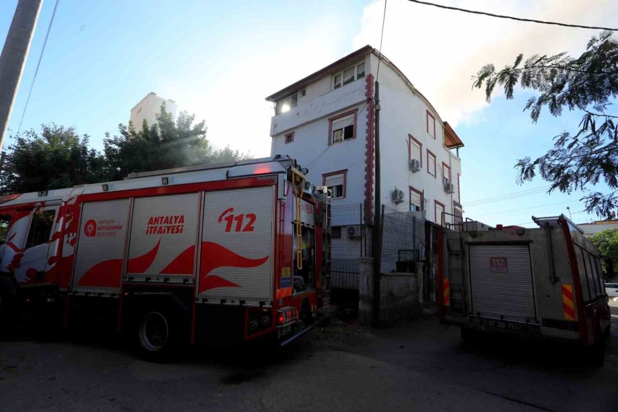 Evde Çıkan Yangında Yaşlı Çiftin Yardımına Komşuları Koştu