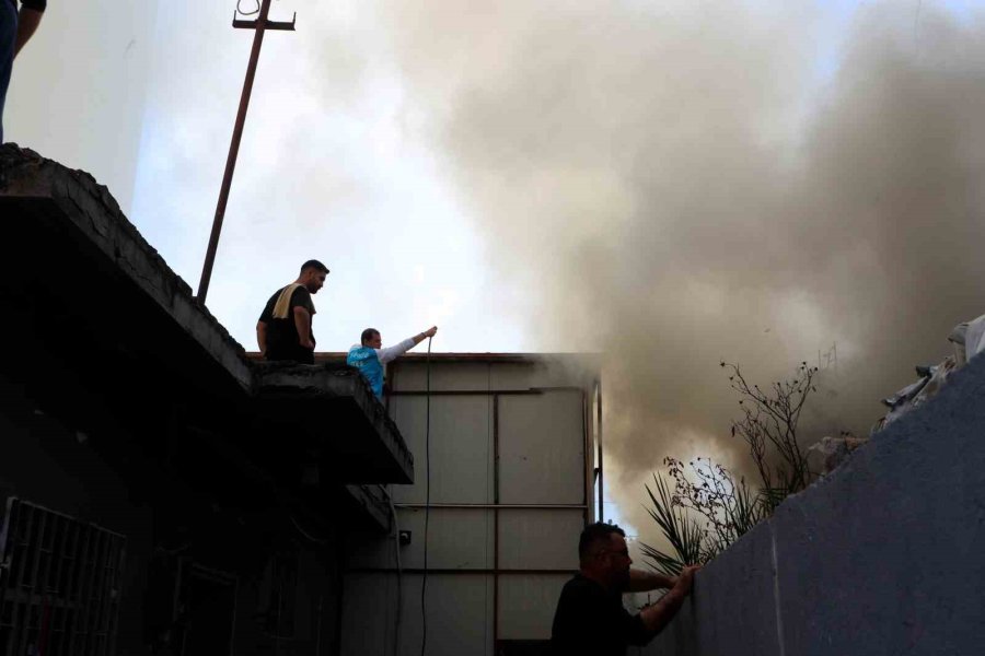 Evde Çıkan Yangında Yaşlı Çiftin Yardımına Komşuları Koştu