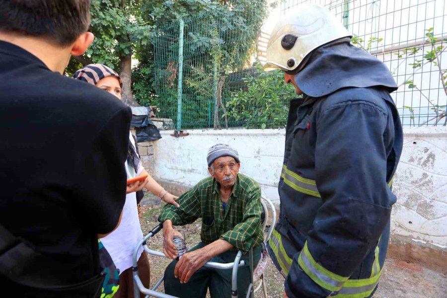 Evde Çıkan Yangında Yaşlı Çiftin Yardımına Komşuları Koştu