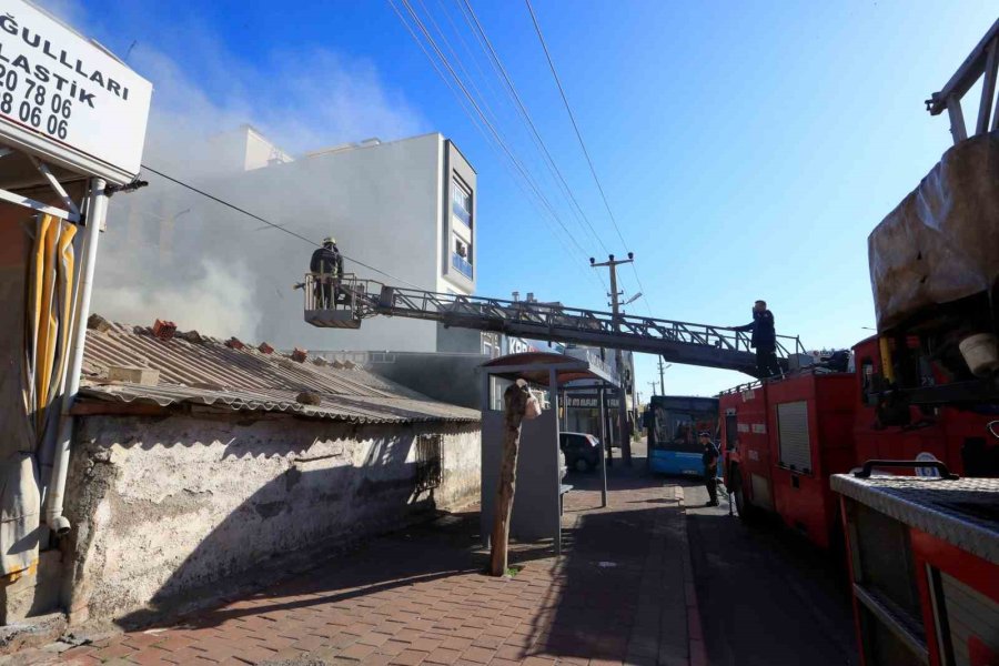 Evde Çıkan Yangında Yaşlı Çiftin Yardımına Komşuları Koştu