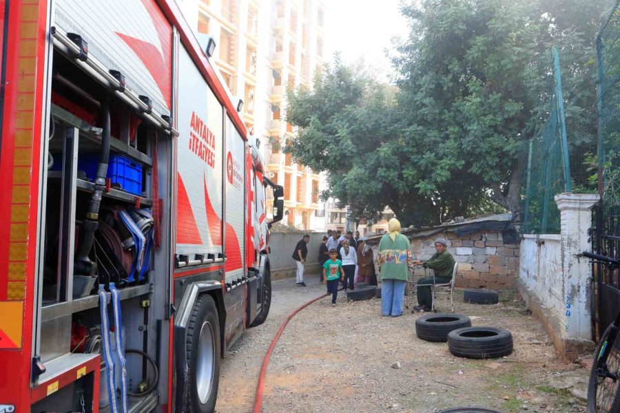 Evde Çıkan Yangında Yaşlı Çiftin Yardımına Komşuları Koştu