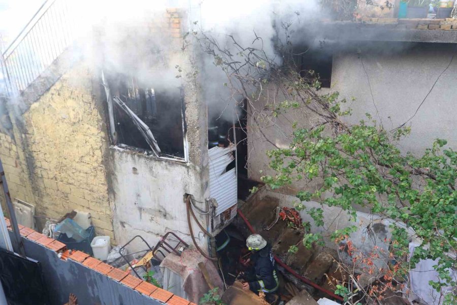 Evde Çıkan Yangında Yaşlı Çiftin Yardımına Komşuları Koştu