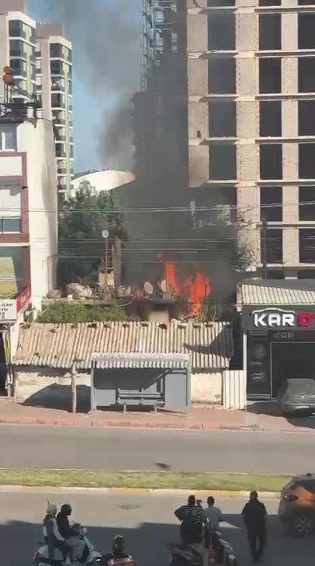 Evde Çıkan Yangında Yaşlı Çiftin Yardımına Komşuları Koştu