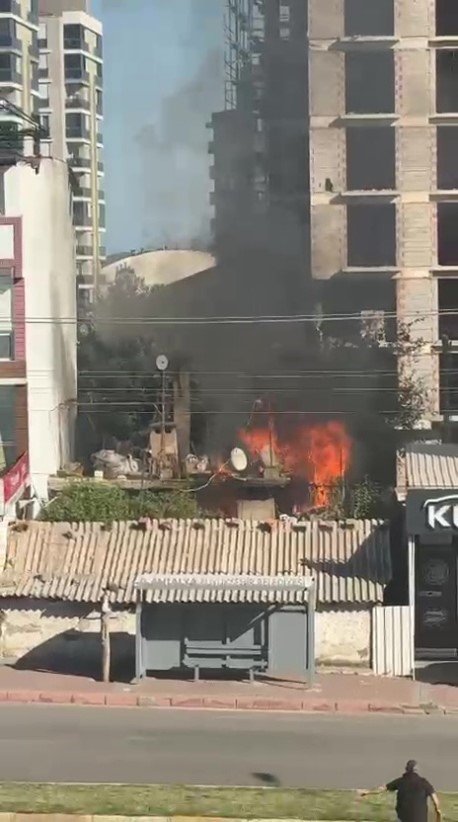 Evde Çıkan Yangında Yaşlı Çiftin Yardımına Komşuları Koştu