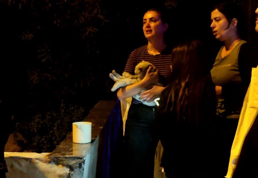 Antalya’daki Yangında 2 Kedi Telef Oldu, Sahipleri Gözyaşlarına Boğuldu