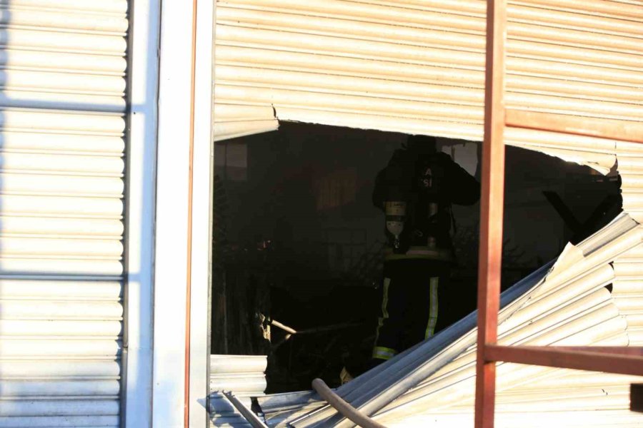 Sandalye Üretim Atölyesi Alev Alev Yandı